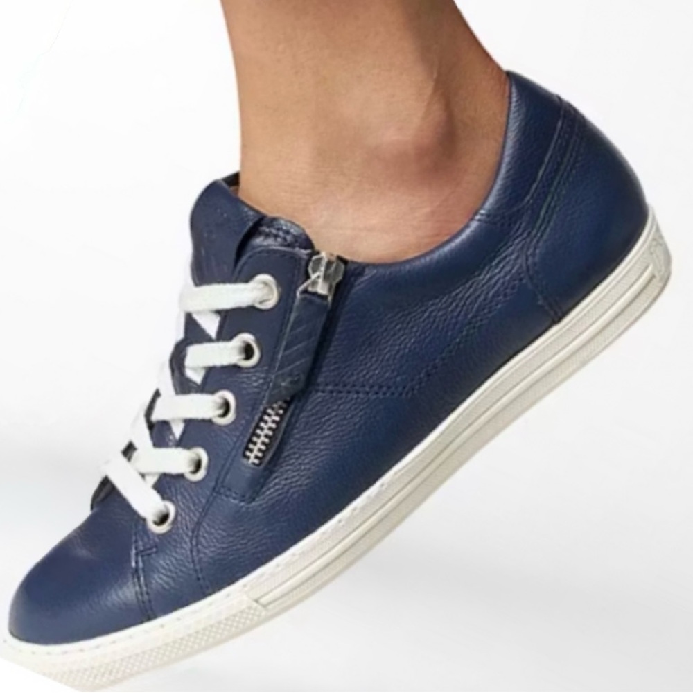 Sneaker (Women USA sizes) NEW! COLOR: space leather